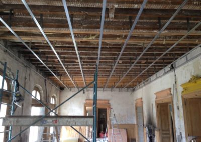 Création d'un plafond en plaques de plâtre sur ossature métallique