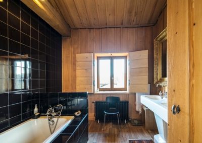 Rénovation d'une salle de bain en bois et faïence monts d'or