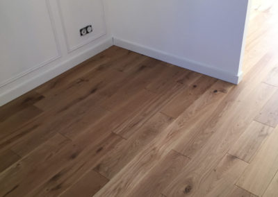 Pose de revêtement de sol type parquet chêne massif collé