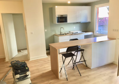 Pose d'une cuisine équipée dans un appartement loué meublé