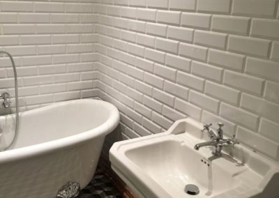 Création d'une salle de bain style rétro avec carreaux métro et sanitaires vintages