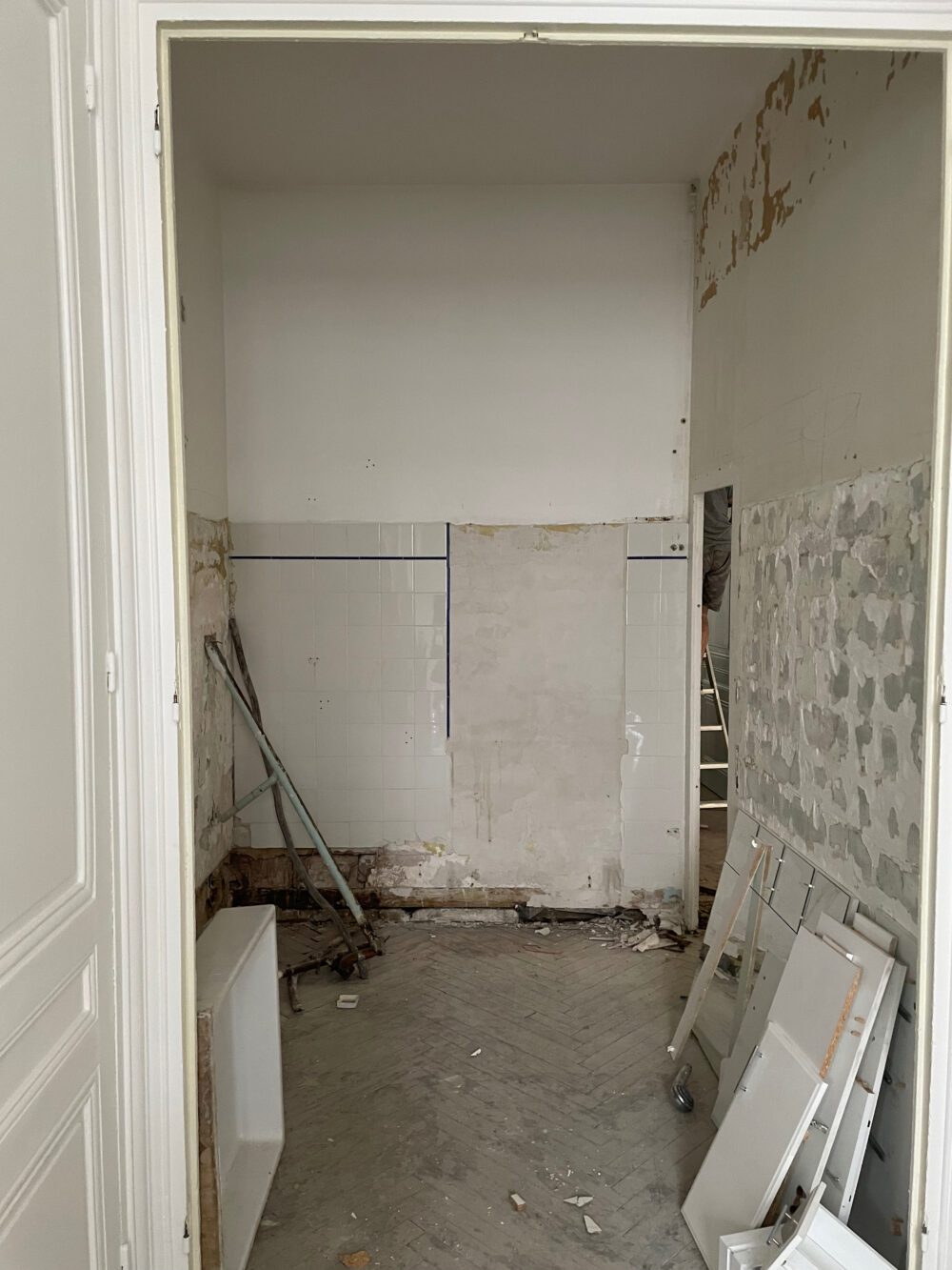 Ancienne salle de bain Démolition d'une salle de bain dans l'alcôve d'un appartement ancien