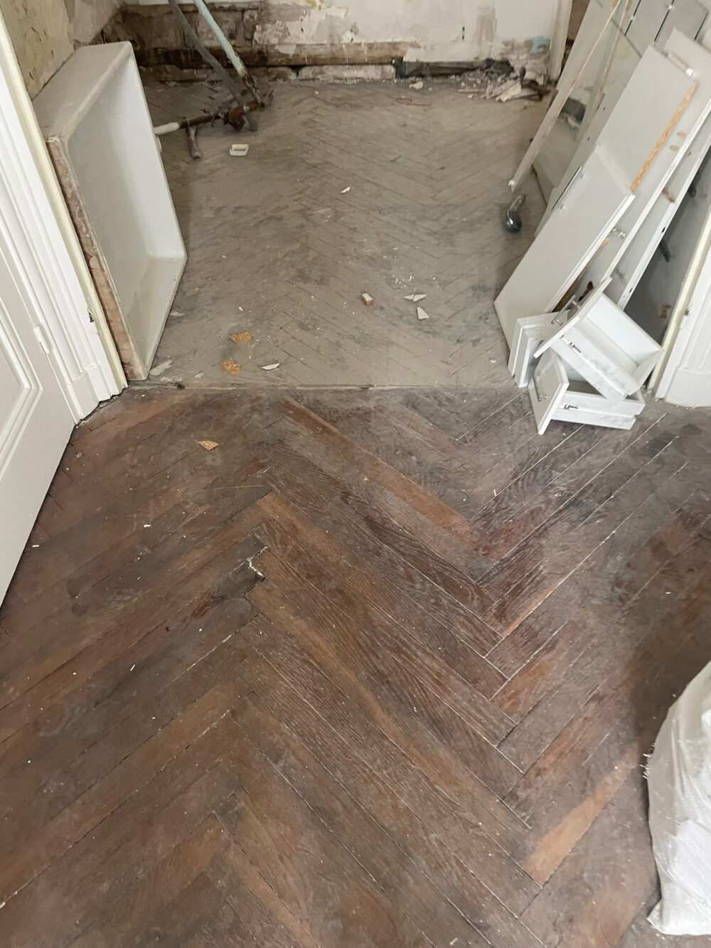 Parquet ancien à rénover Parquet ancien à bâtons rompus sur un chantier de rénovation à Lyon