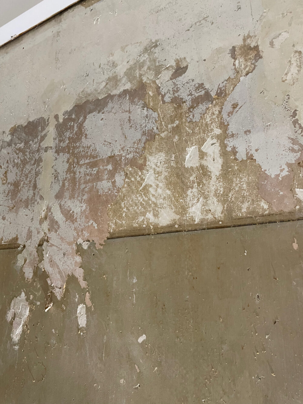 Mur brut Murs bruts sous la tapisserie d'un appartement ancien