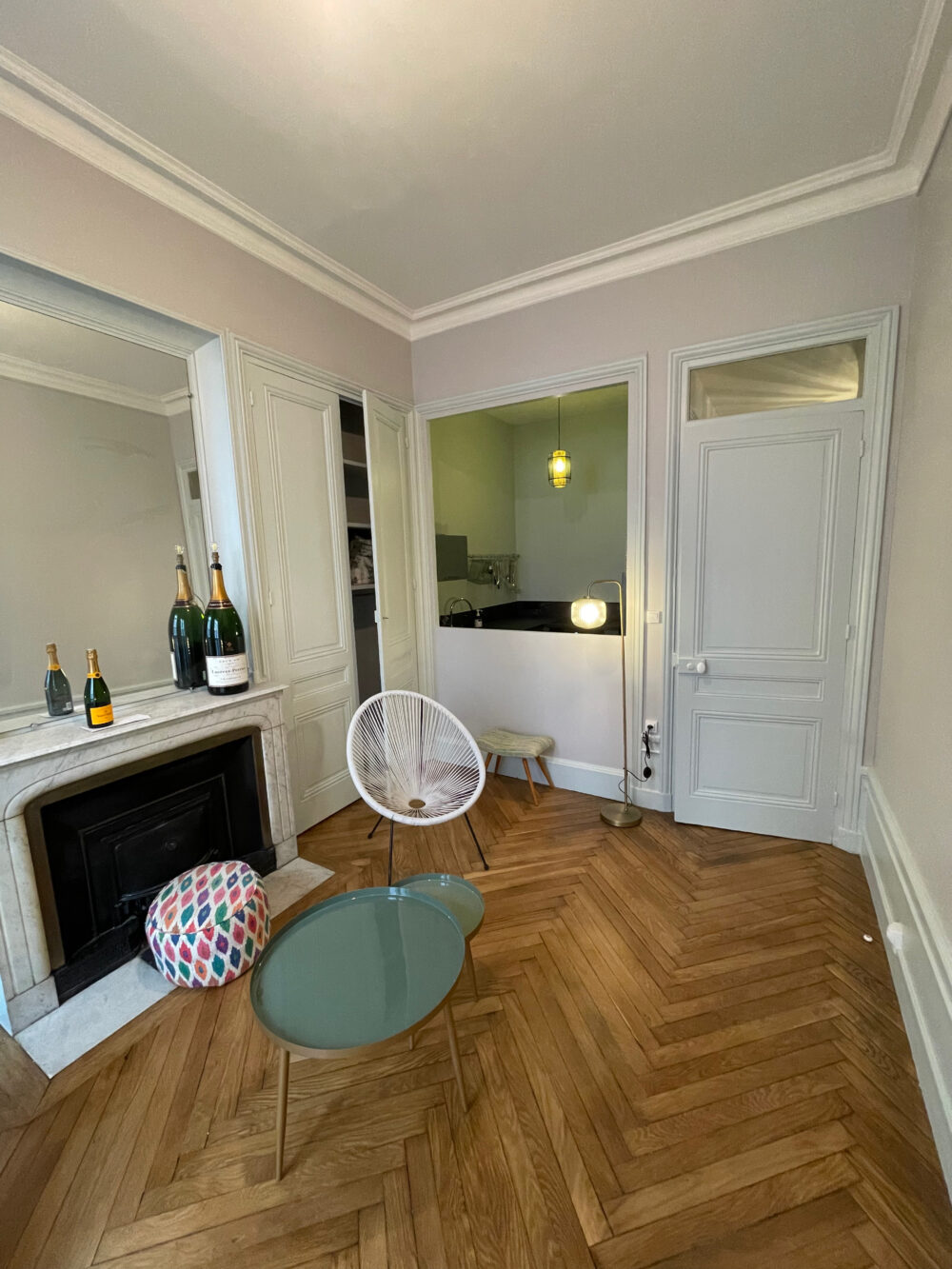 Cuisine alcôve Création d'une cuisine dans l'alcôve d'un appartement ancien donnant sur le séjour