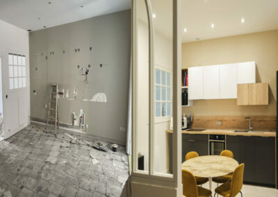 Travaux de rénovation d'une cuisine avant et après.