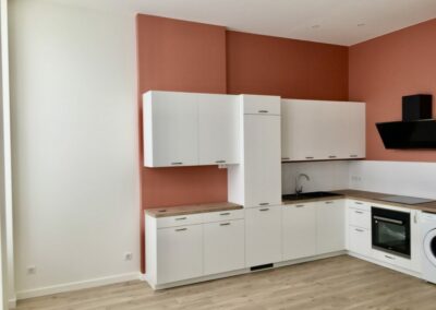 Pose d'une cuisine équipée dans un appartement en location meublée à Lyon 6