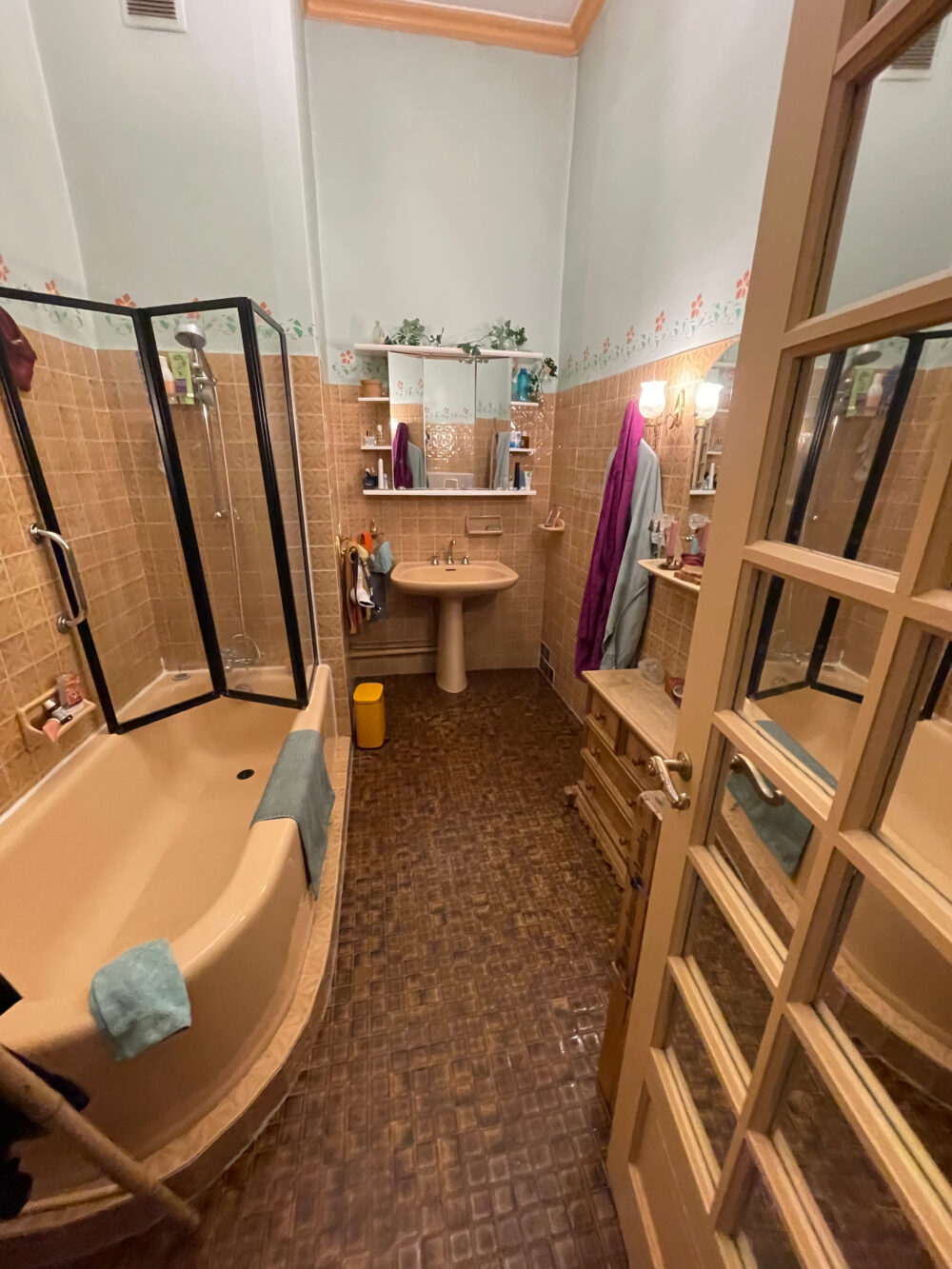 Salle de bain avant travaux Salle de bain ancienne avant le début des travaux dans un appartement ancien à Lyon