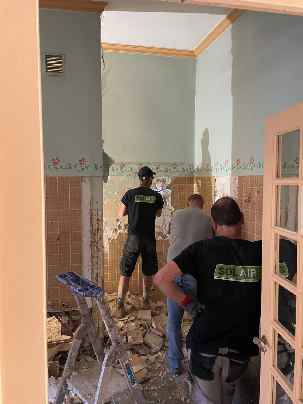 Démolition Salle de bain Travaux de démolition en cours dans un appartement ancien à Lyon