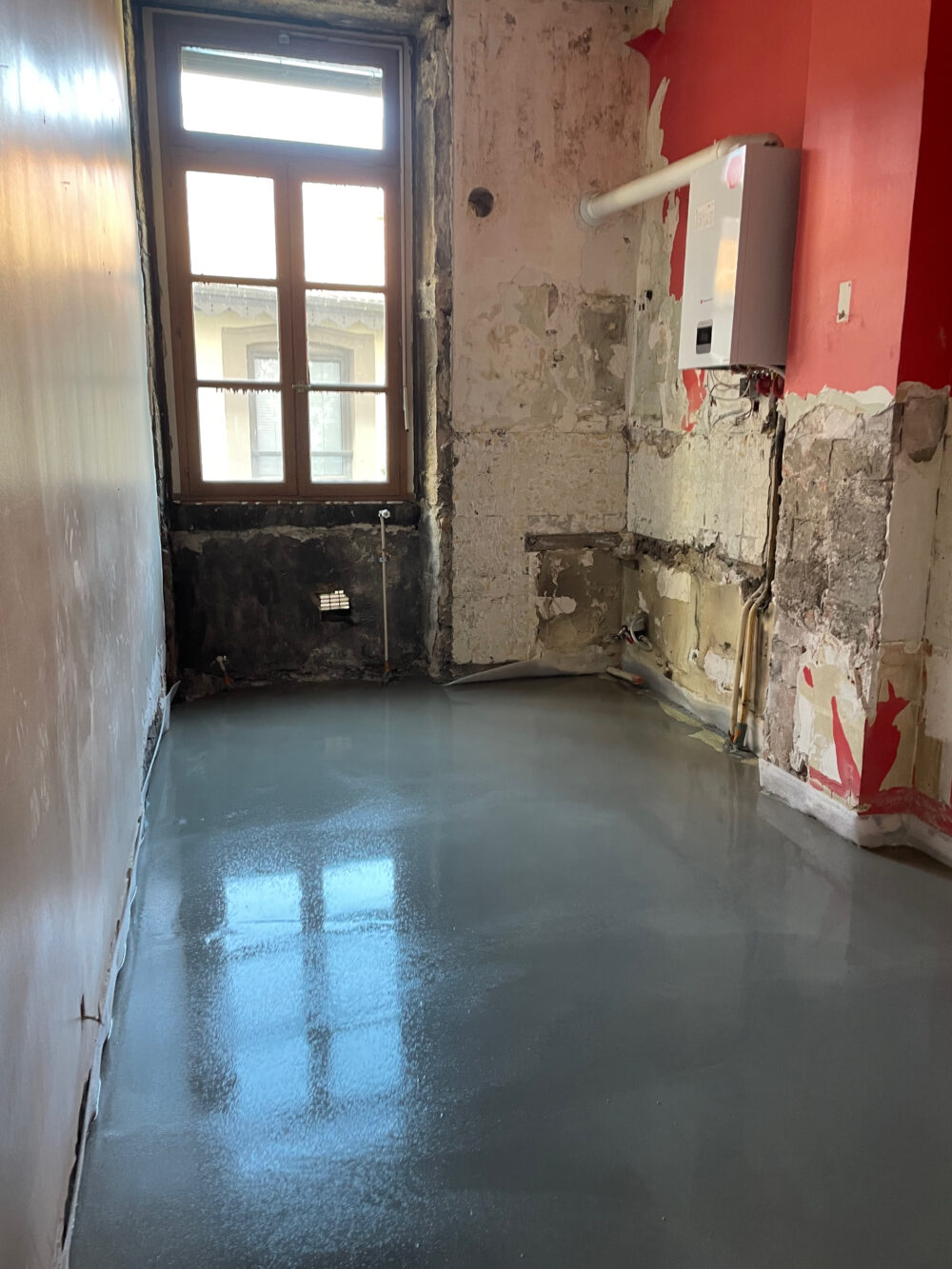 Chape allégée chambre 3 Dépose du sol de l'ancienne cuisine d'un appartement ancien à Lyon et coulage d'une chape allégée